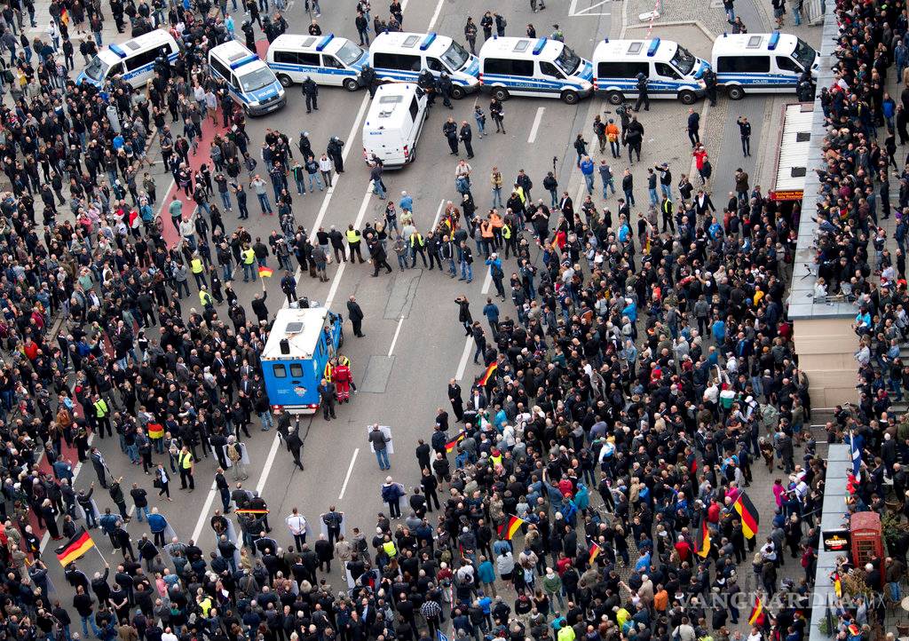 $!Desmanes de ultraderechistas dejan 18 heridos en Alemania