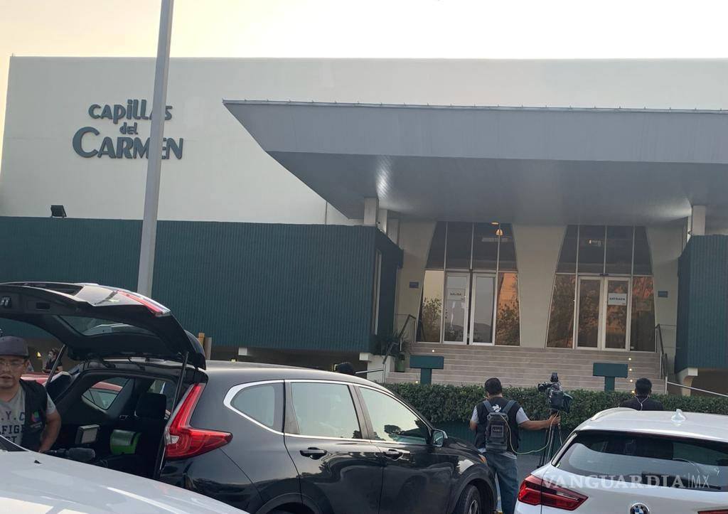 $!En la capilla ardiente estuvo el gobernador Samuel García y su esposa que vinieron a ofrecer el pésame y apoyo a la familia.