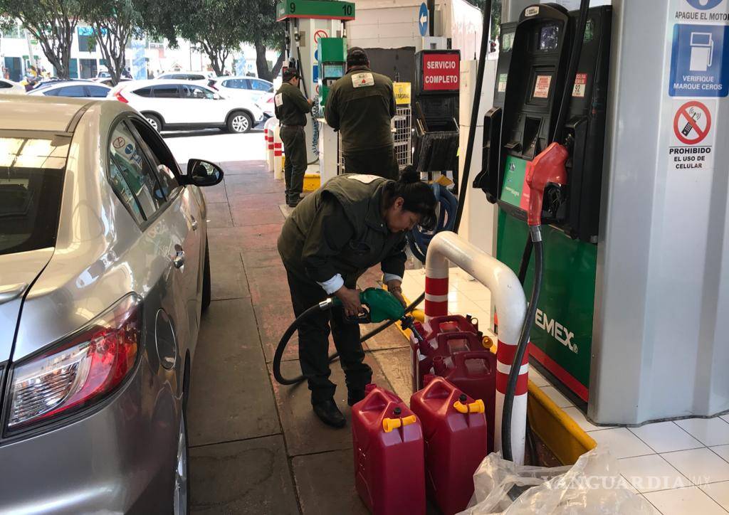 $!Una semana con poca gasolina: largas filas, estaciones cerradas y reventa de combustible