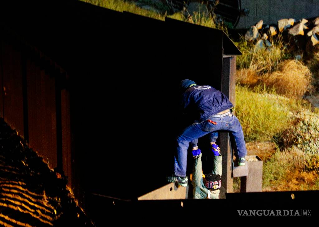 $!Más familias cruzan ilegalmente a San Diego