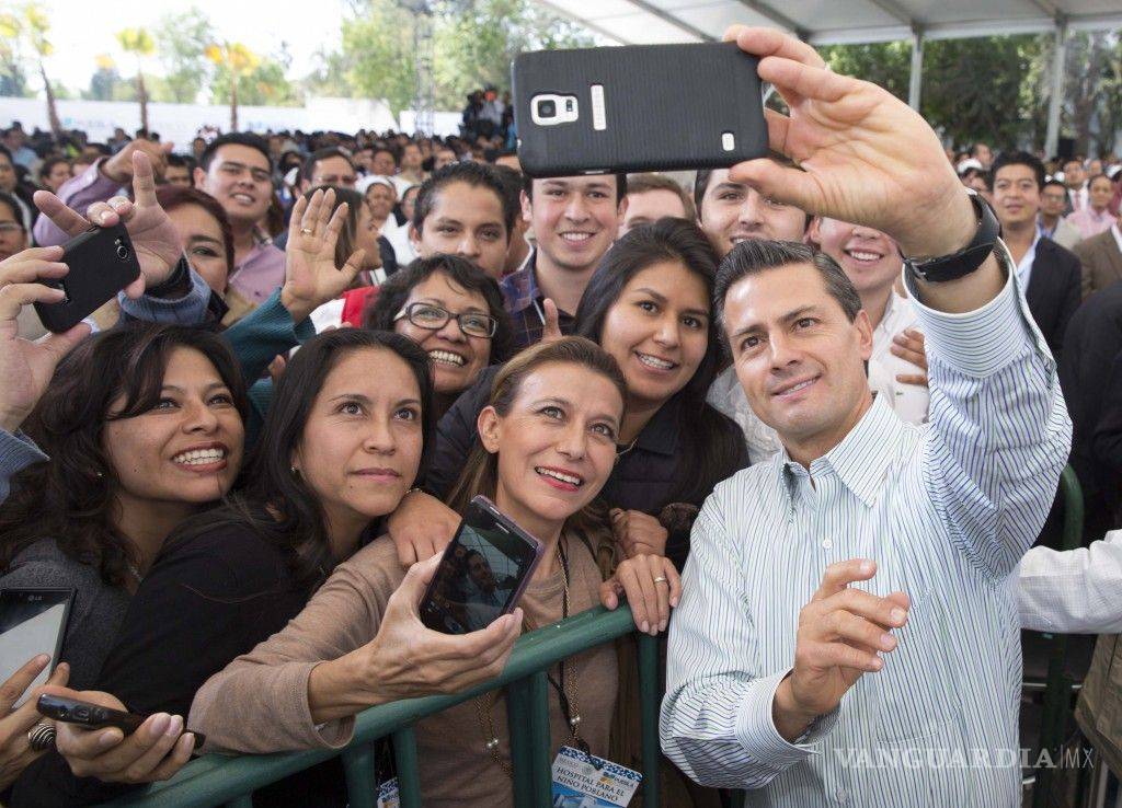 $!Peña Nieto, todo un 'adicto' a las 'selfies'