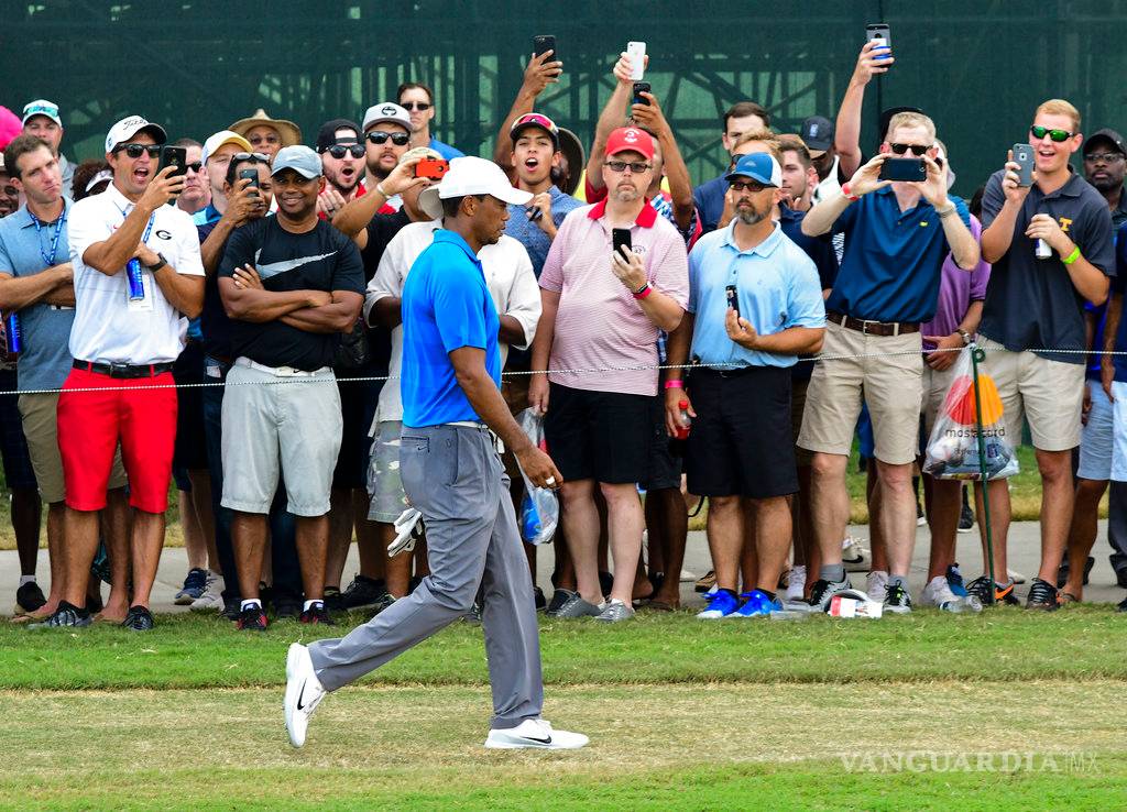 $!Tiger Woods, con ventaja de 3 golpes, a una ronda de ganar