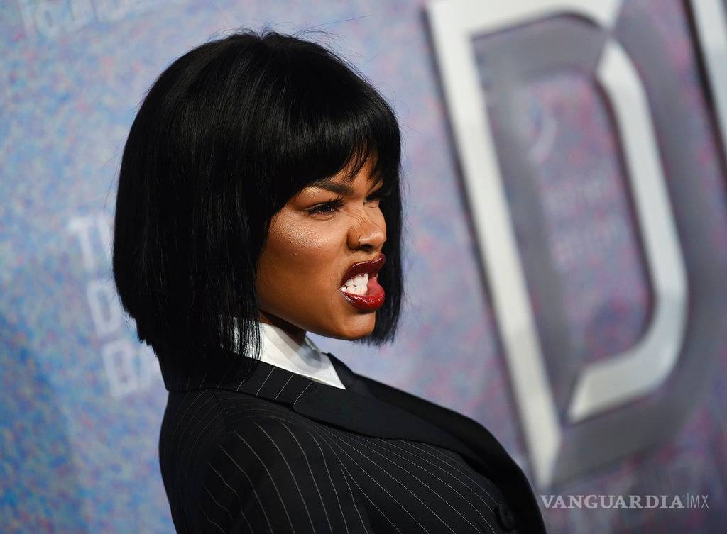 $!Famosos ayudan a hacer brillar Diamond Ball de Rihanna