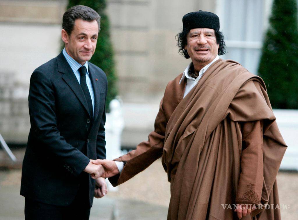 $!El presidente francés, Nicolas Sarkozy, saluda al líder libio, el coronel Muamar el Gadafi, a su llegada el 10 de diciembre de 2007 al Palacio del Elíseo, en París.
