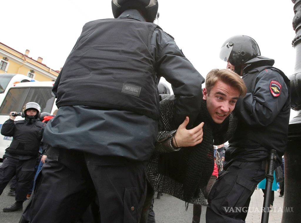 $!Arrestan a cientos en Rusia en protesta contra Putin