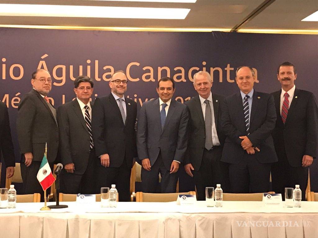 $!Ernesto Cordero preside entrega del 'Águila Canacintra'; legisladores coahuilenses son galardonados