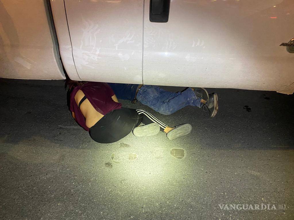 $!Transeúntes ayudaron al hombre a salir de la camioneta.