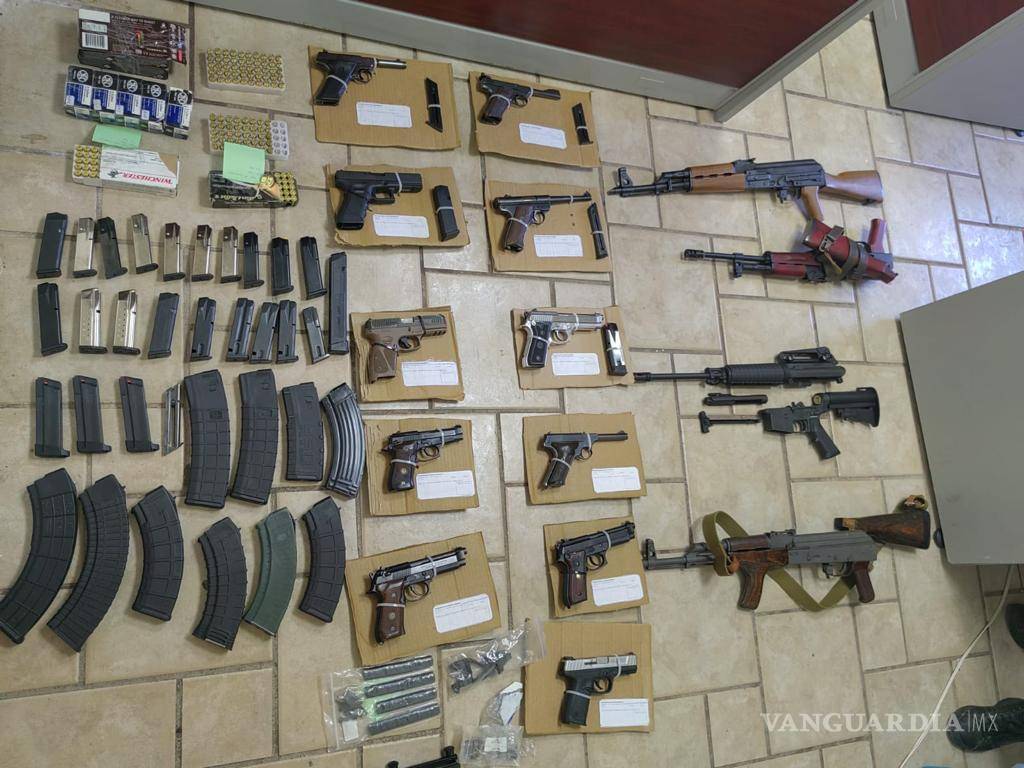 $!Una vista cercana de los cargadores y cartuchos de diferentes calibres confiscados como parte de la operación policial.