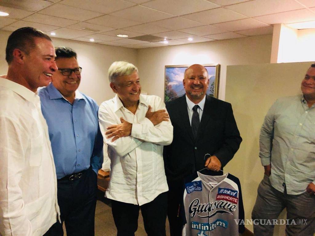 $!Invitan a AMLO a abrir el juego de los Dodgers pero rechaza la invitación por 'estar bateando más de 300' en México