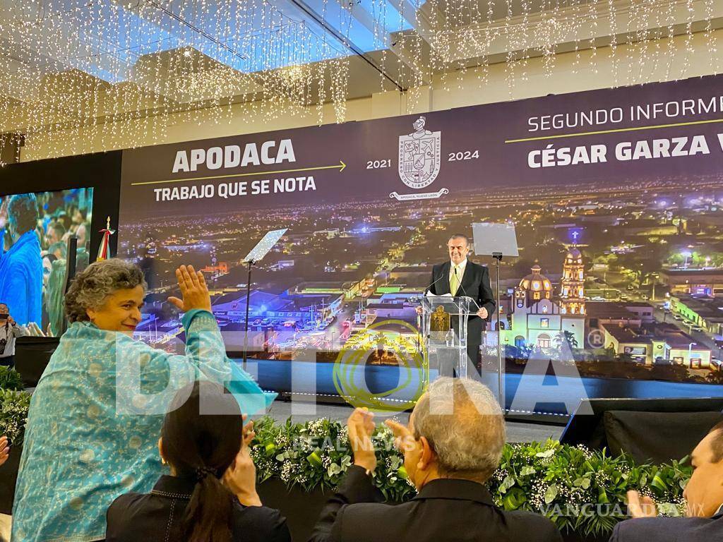 $!Beatriz Paredes y al fondo, César Garza Villarreal, durante su 2o informe de gobierno.