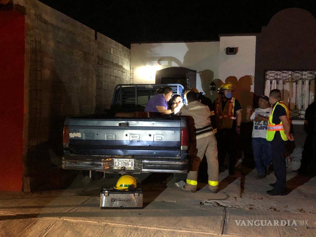$!Bebé atrapada en hoyo de camioneta es rescatada por Bomberos de Saltillo