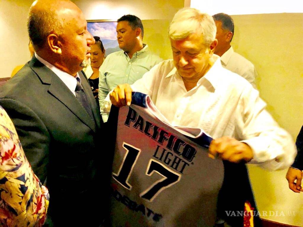 $!Invitan a AMLO a abrir el juego de los Dodgers pero rechaza la invitación por 'estar bateando más de 300' en México