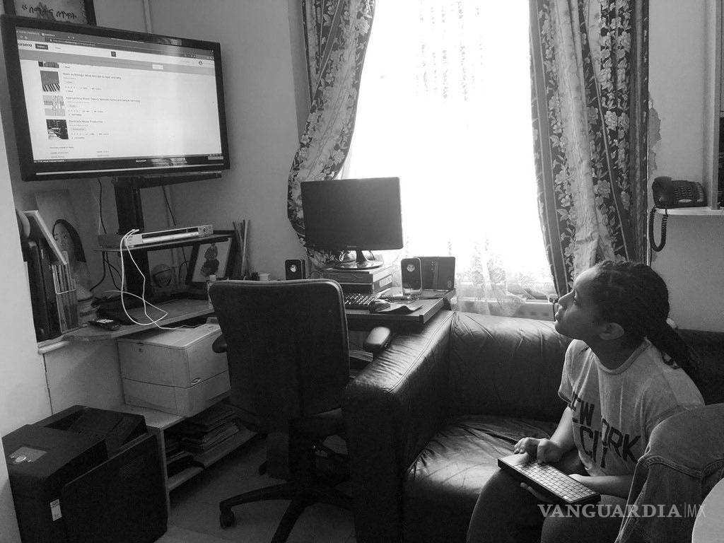 $!Una joven usa el AbacusBasic en su casa. Mientras ella tiene el dispositivo en sus manos, la información se envía a la pantalla de manera wireless.