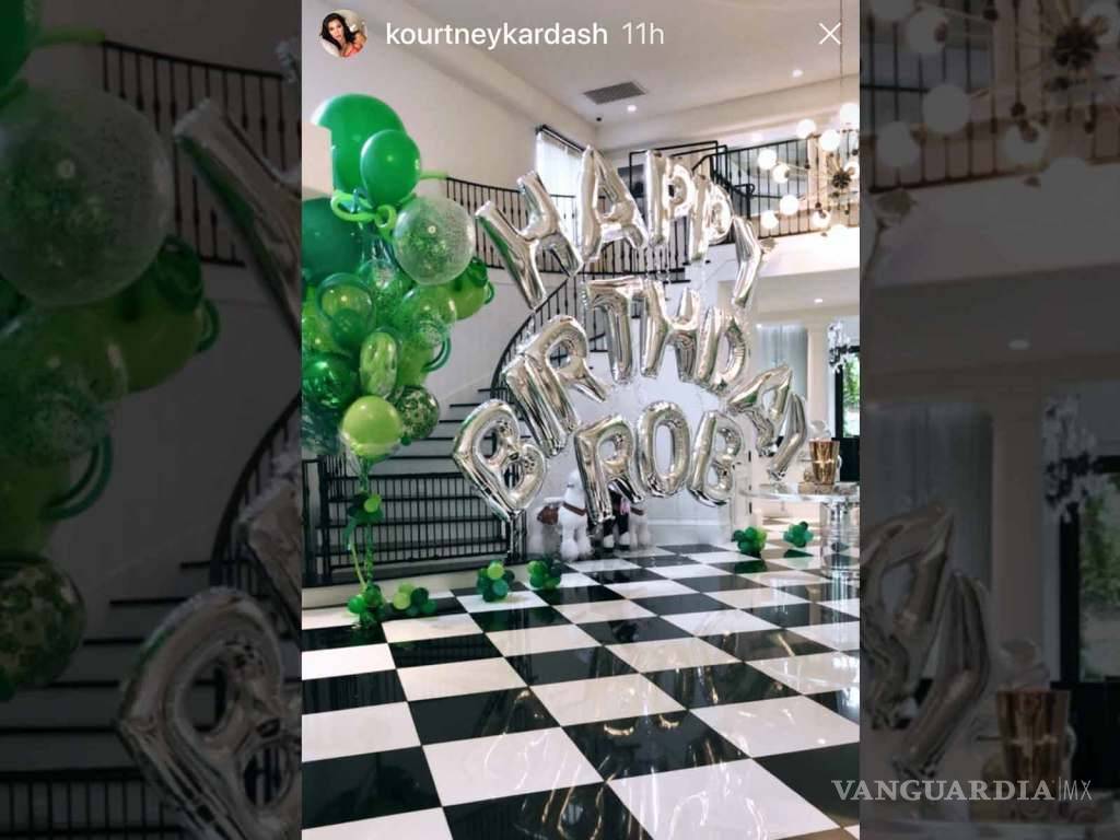 $!Rob Kardashian luce delgado y feliz durante su fiesta de cumpleaños