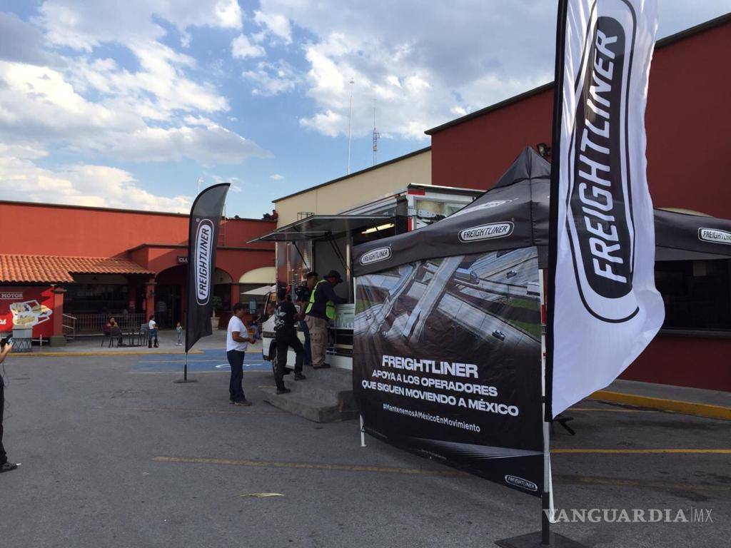 $!Entregan transportistas de Daimler más de 2,700 kits con alimentos y artículos sanitizantes