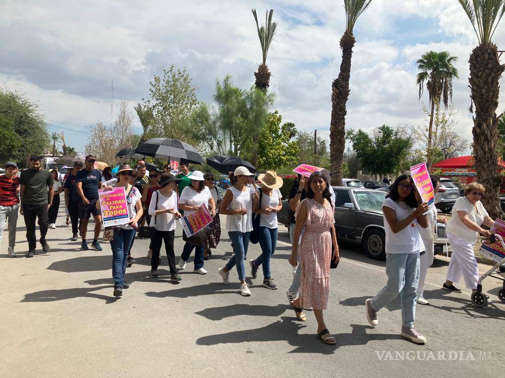 $!Las manifestaciones en todo el país han sido parte del tema relacionado con los libros de texto gratuitos, y Torreón y Saltillo han tenido sus respectivas protestas en contra de los libros de la 4T.