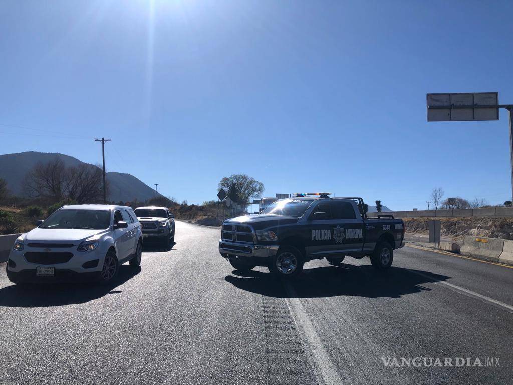 $!Autoridades de Policía Municipal de Arteaga se encargaron del resguardo de la carretera.