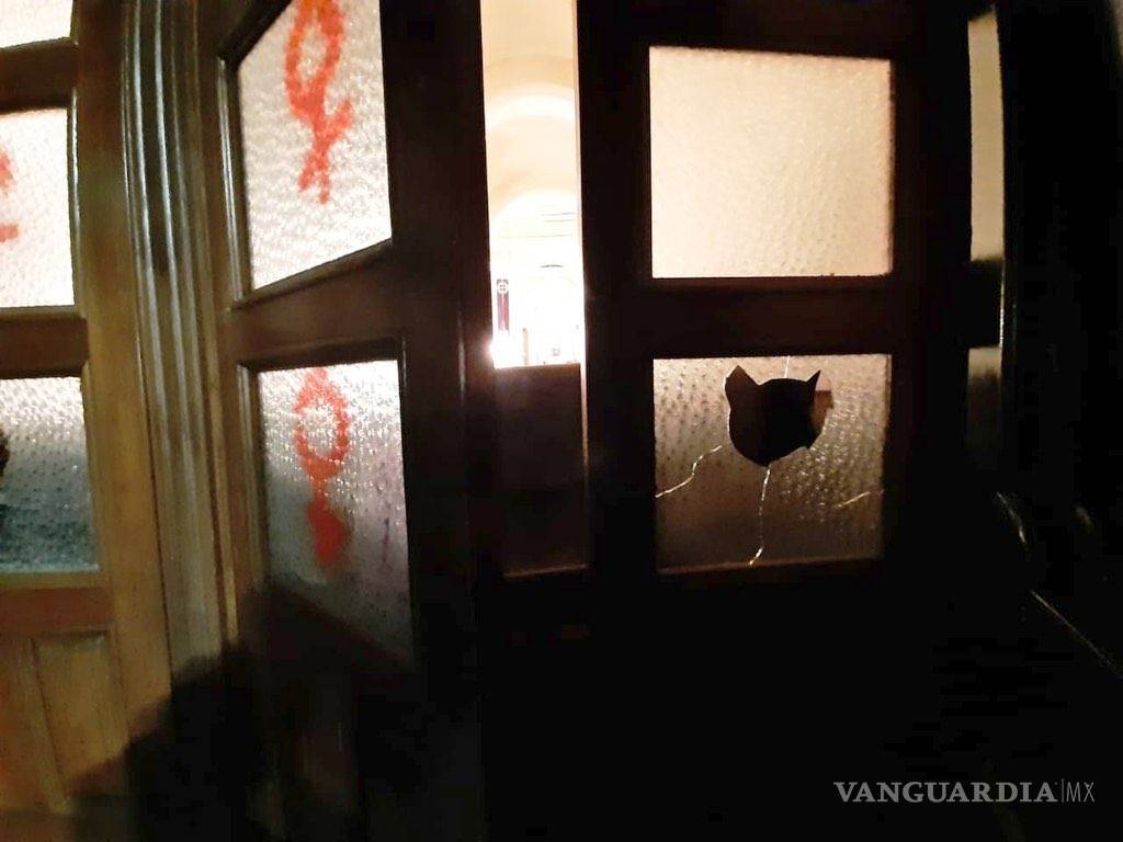 $!Mujeres vandalizaron la Catedral de Hermosillo y enfrentan a feligreses