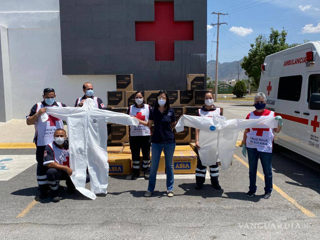$!Tupy realiza donativo de 2 mil overoles y mil batas a Cruz Roja Mexicana