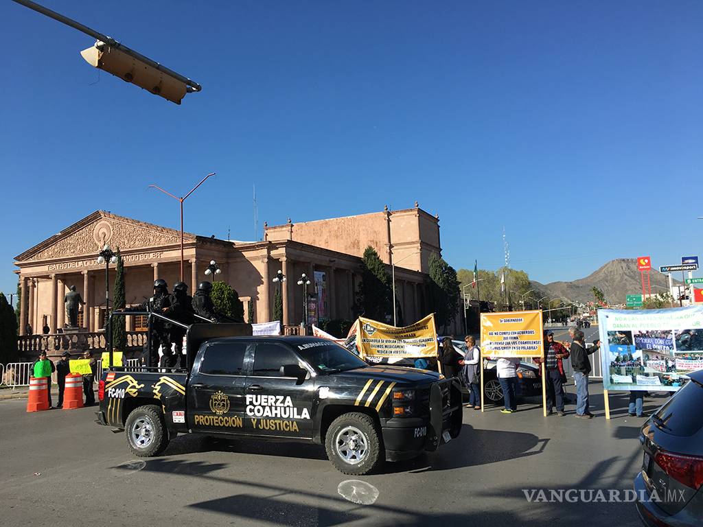 $!Maestros se manifiestan contra Rubén Moreira en su Quinto Informe de Gobierno