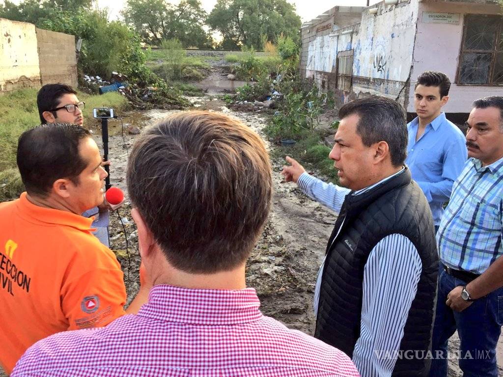 $!Recorre alcalde de Torreón colonias afectadas por la lluvia