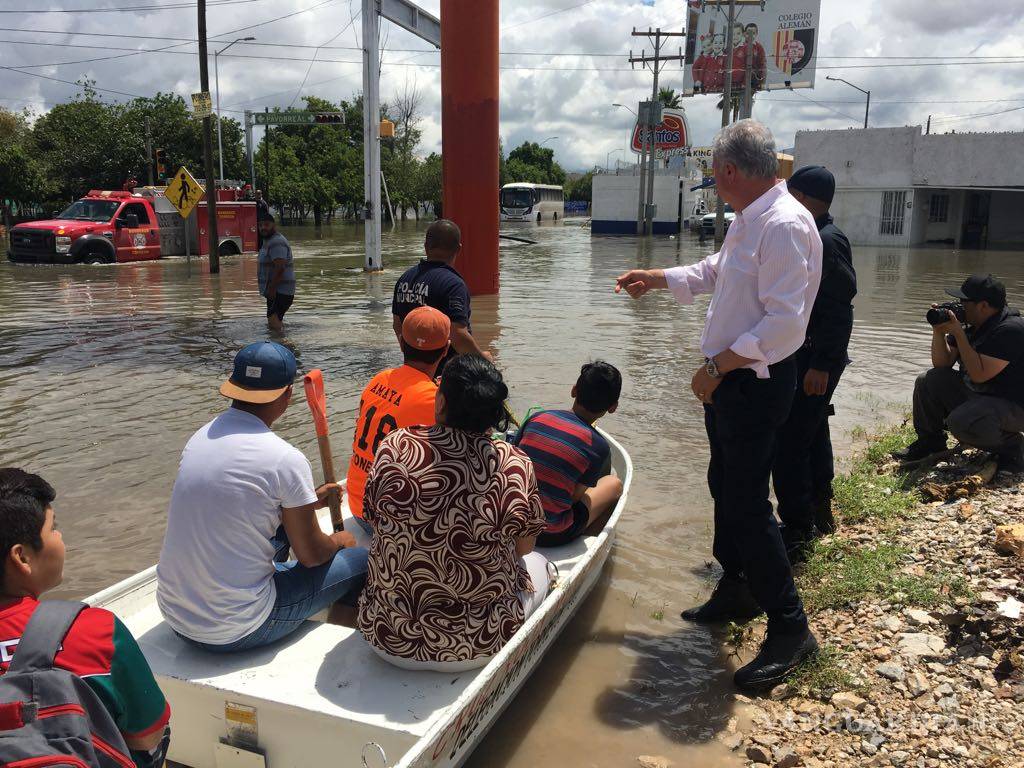 $!Ante megainundaciones en Torreón, ‘nadan’ en… ¡campo de golf!