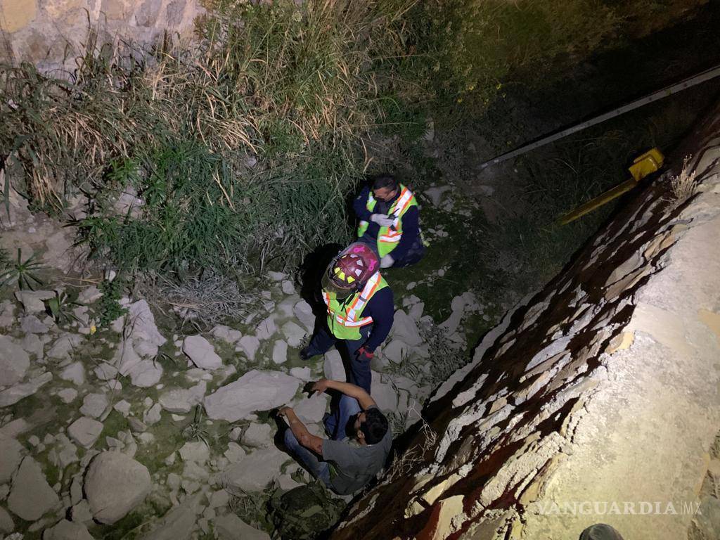 $!Vehículo termina en el fondo de canal, al norte de Saltillo