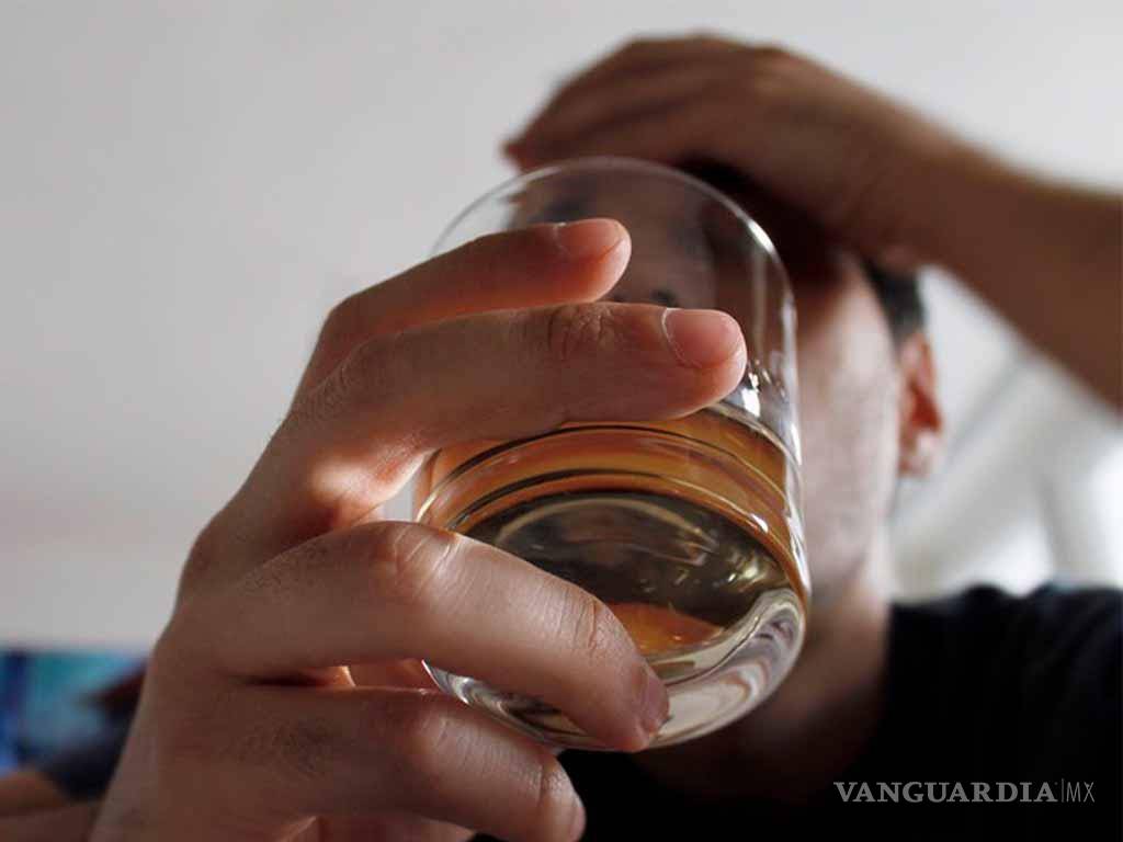 $!Adulterar bebidas alcohólicas con agua, una práctica que dio origen al vocablo.