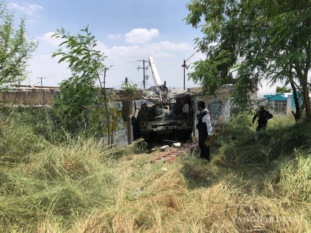 $!Mata camión de CFE a familia; deja dos heridos