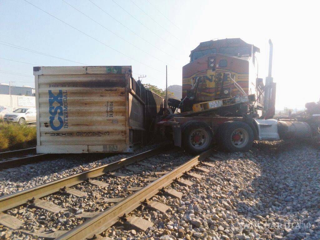 $!Tren parte en tres a tráiler que intentó ganarle el paso, en Ramos Arizpe