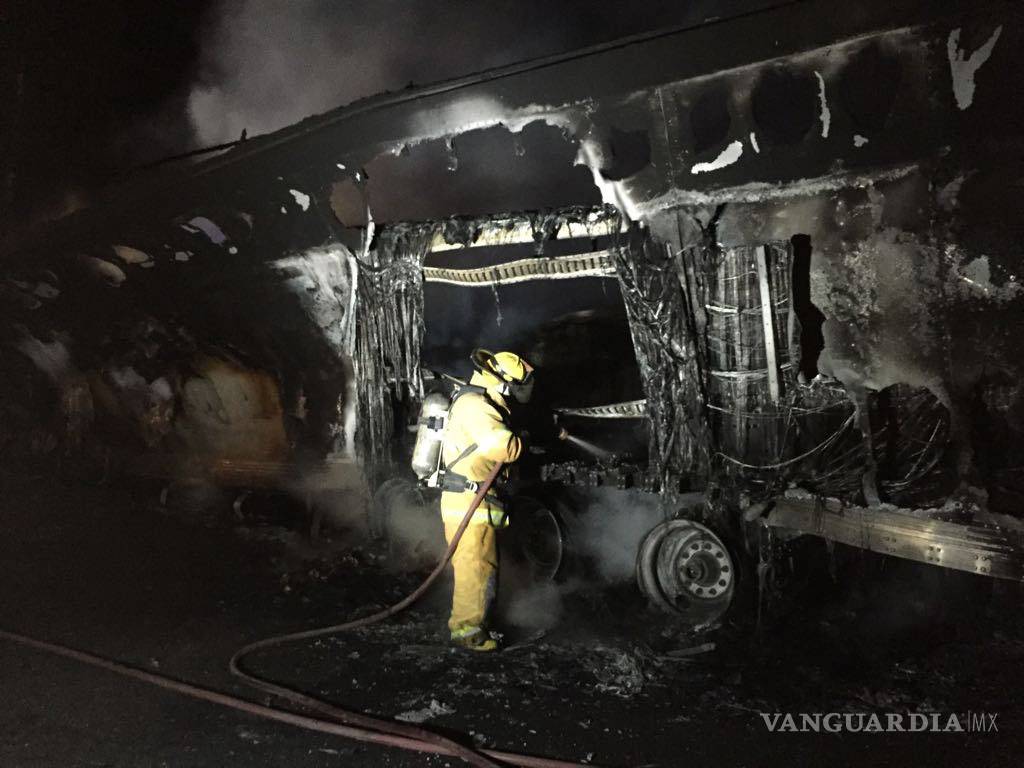 $!Acaban en cenizas dos tráileres de Lala tras fuerte impacto sobre la autopista a Torreón