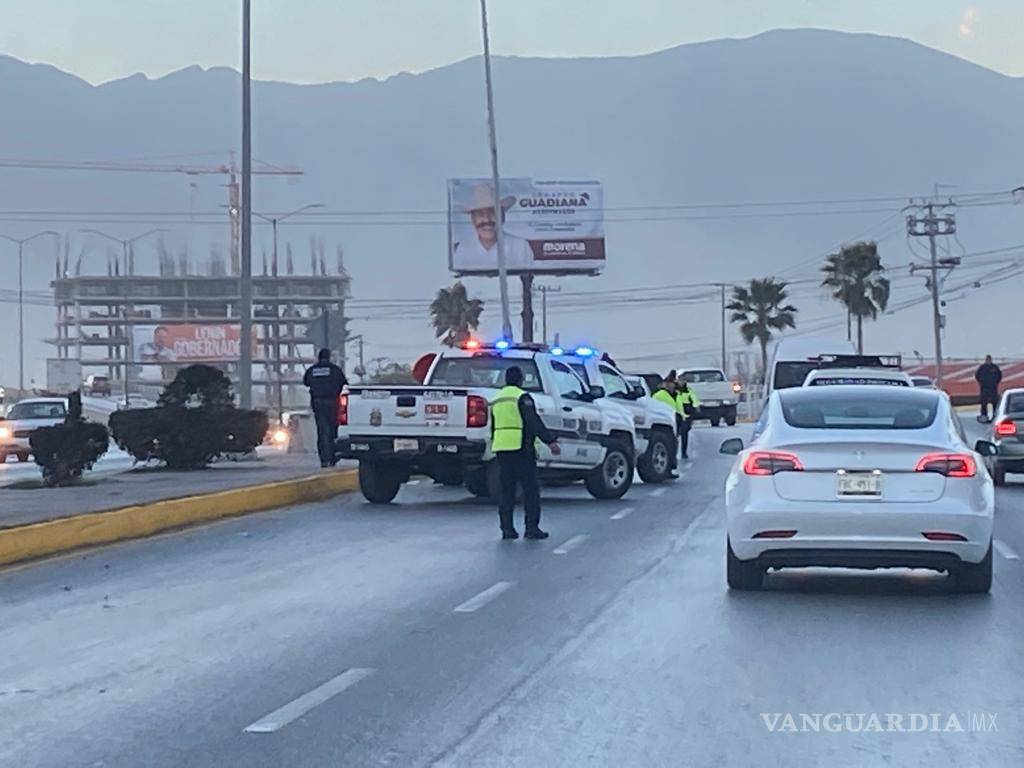 $!Se reporta la caída de un poste, lo que provoca tráfico lento a la altura del puesto de control de tránsito en el Blvd. Nazario Ortiz Garza, a un lado de Plaza Galerías.