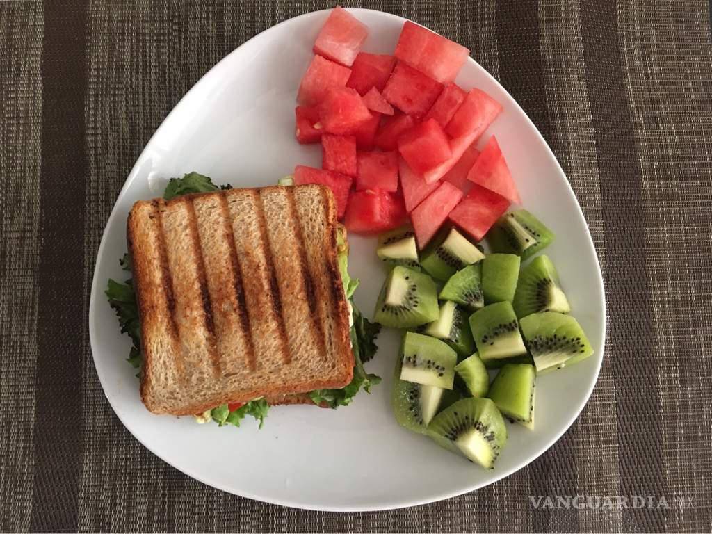 $!Imagen ilustrativa de sándwich de pavo y queso con frutas.