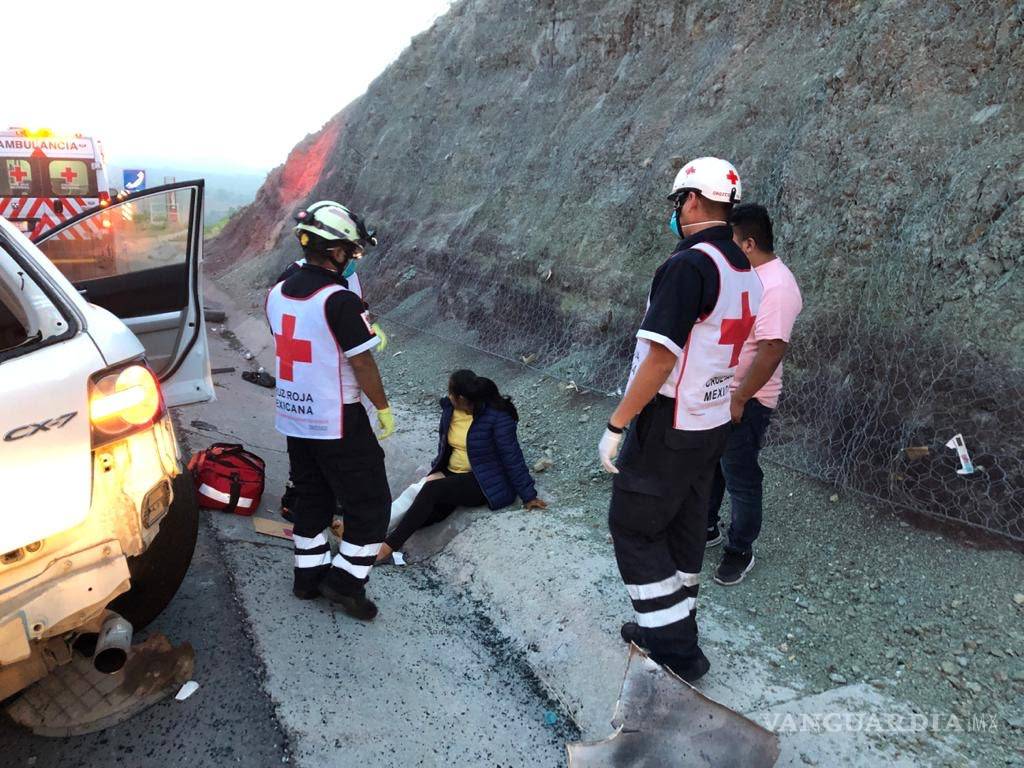 $!Hombre ebrio vuelca en libramiento de Saltillo; su familia termina lesionada