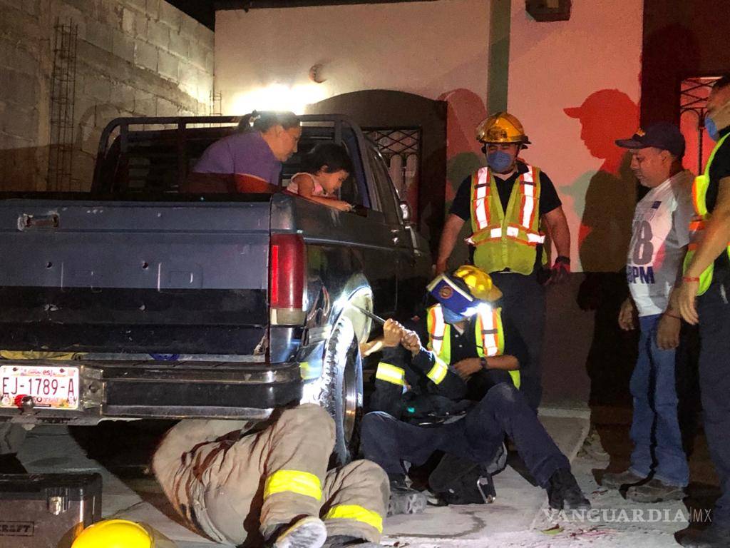$!Bebé atrapada en hoyo de camioneta es rescatada por Bomberos de Saltillo