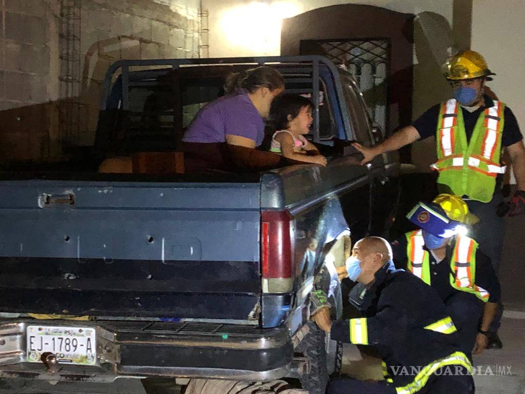 $!Bebé atrapada en hoyo de camioneta es rescatada por Bomberos de Saltillo
