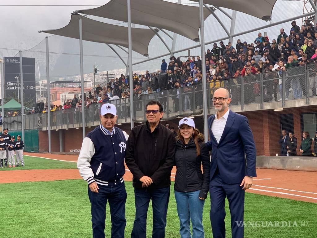 $!El exastro de los Dodgers de los Ángeles fue invitado por el empresario Carlos Bremer y el alcalde de San Pedro, Miguel Treviño de Hoyos.