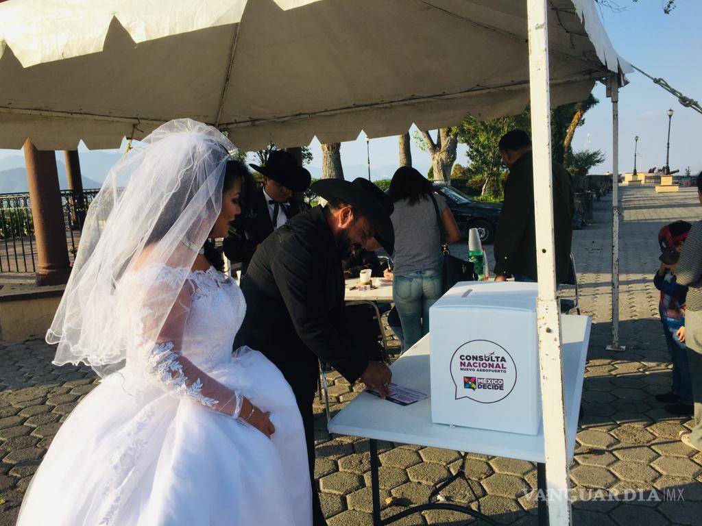 $!Pareja de novios acude al Mirador de Saltillo para votar en la Consutla Nacional para enjuiciar a expresidentes