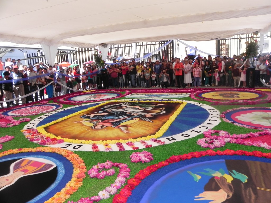 Artesanos de Tlaxcala elaboran tapetes de aserrín y flores para el Papa  Francisco