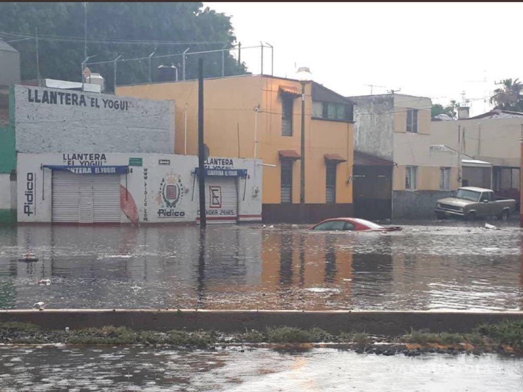 $!‘Vapulean’ lluvias a Guadalajara: se inundan vialidades y hasta centros comerciales