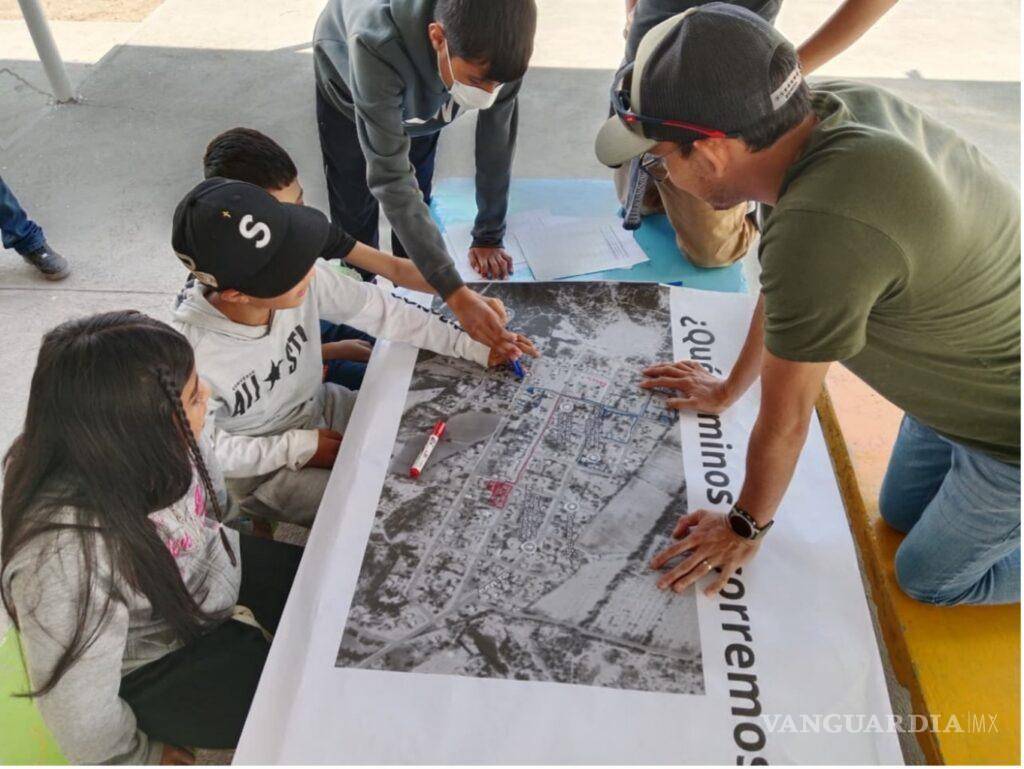 $!Niñas y niños participan en la identificación de su comunidad a partir de mapas y recorridos, como parte del proyecto de ciencia comunitaria.