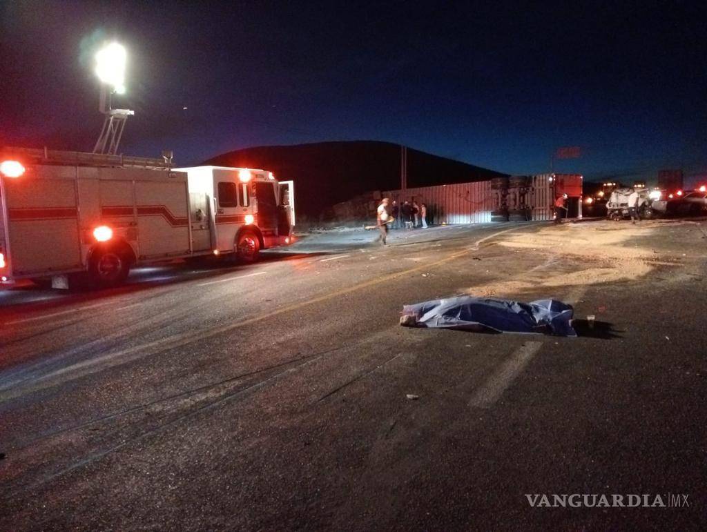 $!Choca de frente con tráiler y muere, en la carretera nueva a Monclova