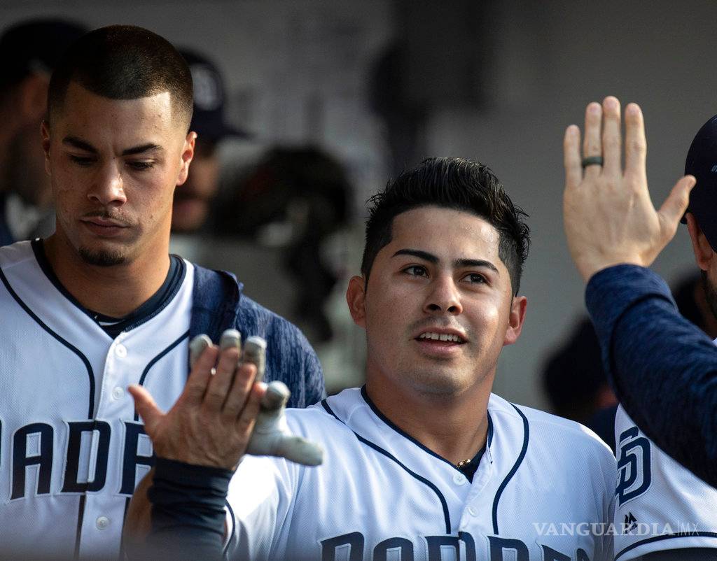 $!Ya llegaron los Padres a Monterrey y captan al toletero mexicano Christian Villanueva en el aeropuerto