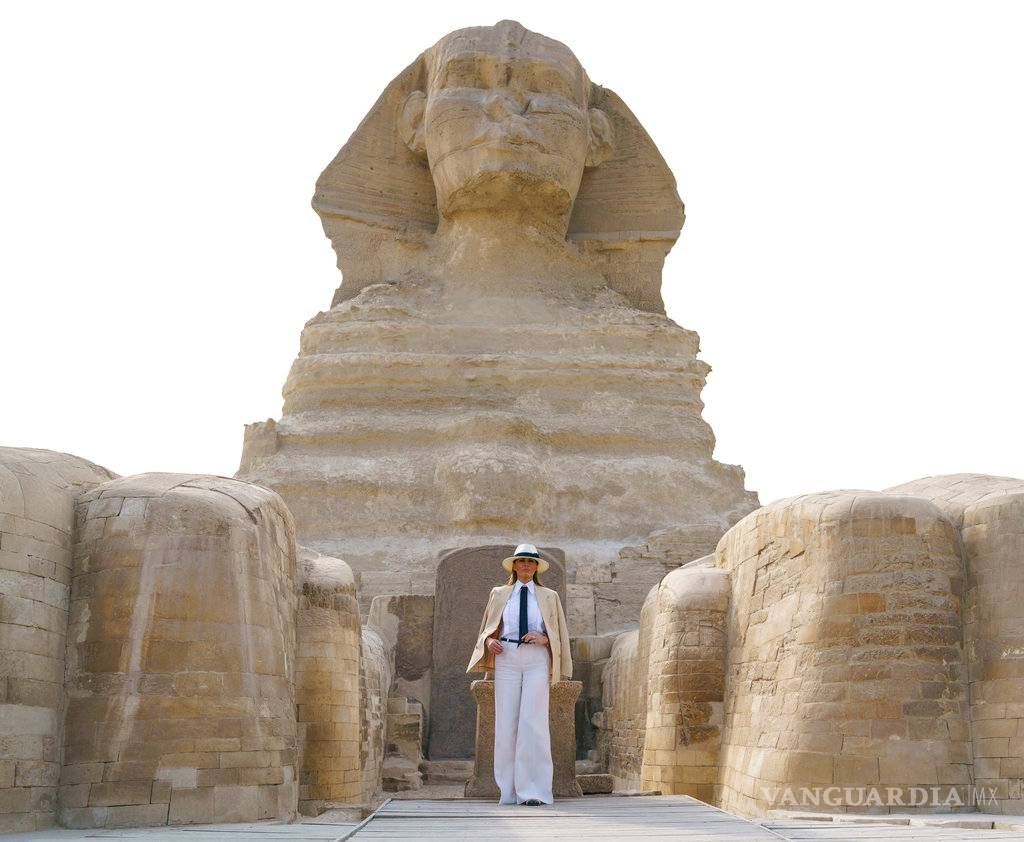 $!Melania Trump pasea entre las pirámides en Egipto