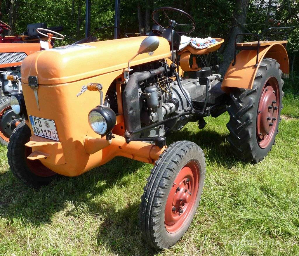 $!70 años de Porsche; dar 'voz' al Delorean, hasta tractores, 10 anécdotas en su legendaria historia