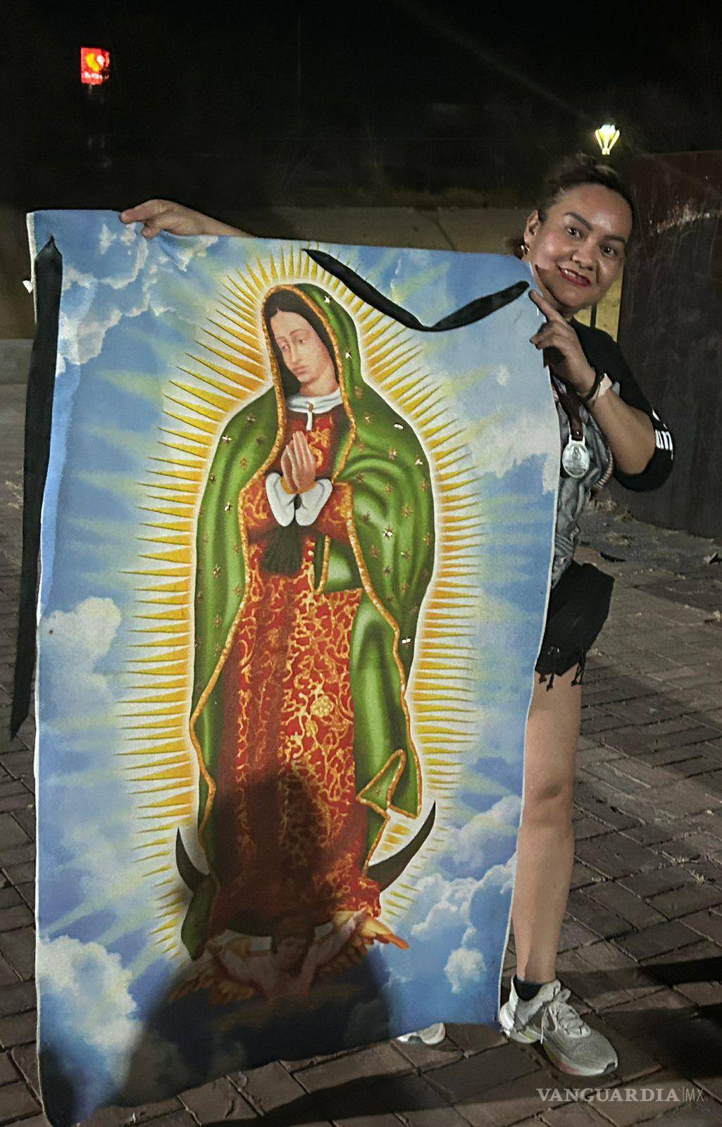 $!Su lona, firmada por cientos de personas, se ha convertido en un símbolo colectivo de apoyo y devoción.