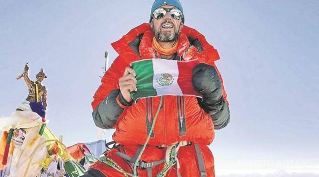 $!Mexicano escala dos de las montañas más grandes del Mundo ¡en sólo 24 horas!