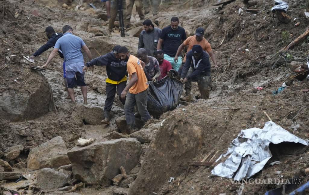 $!Residentes y voluntarios recuperan el cuerpo de una persona fallecida en un deslave, en Petrópolis, Brasil. AP/Silvia Izquierdo