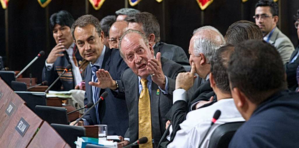 Imagen tomada de video y corregida a través de la inteligencia artificial. El 10 de noviembre de 2007 en la que el rey Juan Carlos (c) le gritó al presidente de Venezuela, Hugo Chávez (d) “¡por qué no te callas!”.