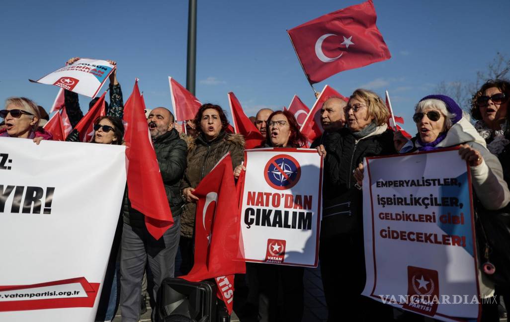 $!Miembros del Partido Patriótico sostienen pancartas “Dejemos la OTAN” y gritan consignas durante una protesta contra la OTAN en Estambul, Turquía.